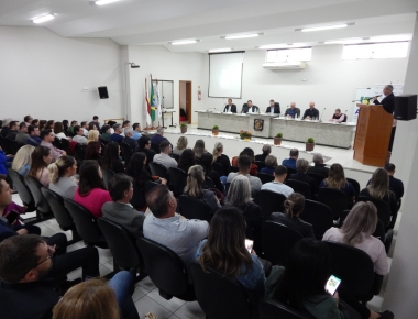 Caciopar reúne mais de 100 empresários para discutir o futuro do setor produtivo em Mercedes